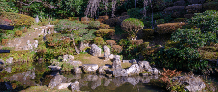 鶴の形を表した池の中に亀島が浮かぶ庭園
